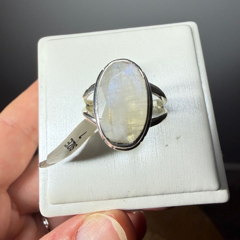 NWT Faceted, oval cut 14x8mm MOONSTONE solitaire ring in sterling silver!